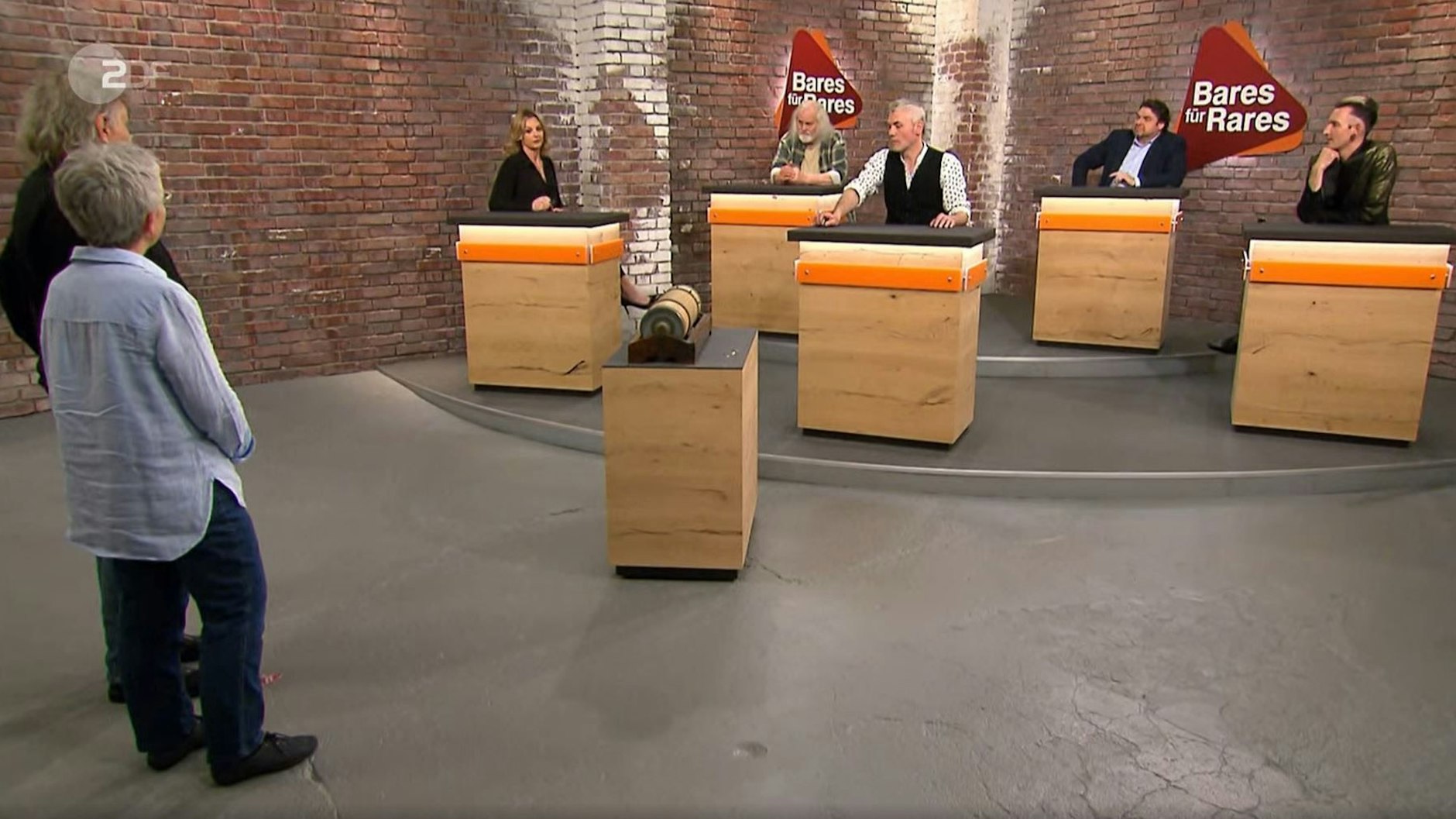 Trotz Unwissenheit sind die Händler bei „Bares für Rares“ an der Rechenwalze interessiert.