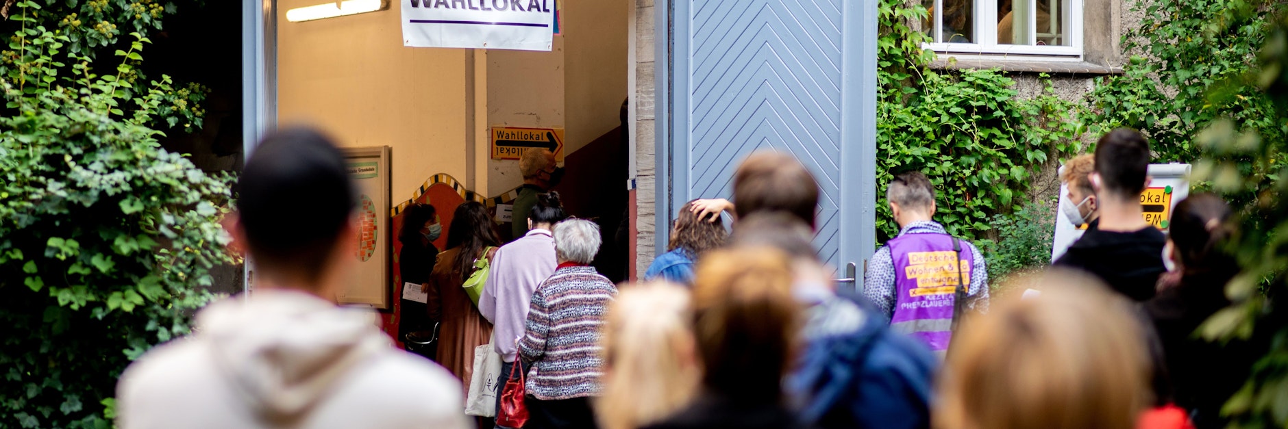 Irre Schlangen vor den Wahllokalen, hier im Stadtteil Prenzlauer Berg