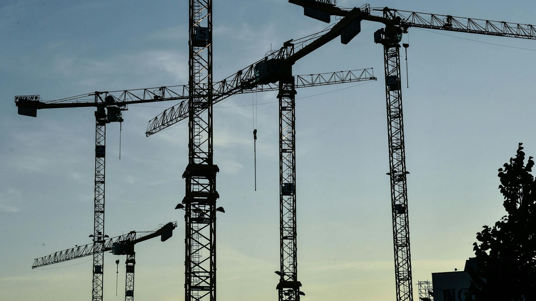 Baukräne in Berlin-Mitte: Auf die nächste Koalition wartet eine ganze Reihe wirtschafspolitischer Herausforderungen (Symbolbild).