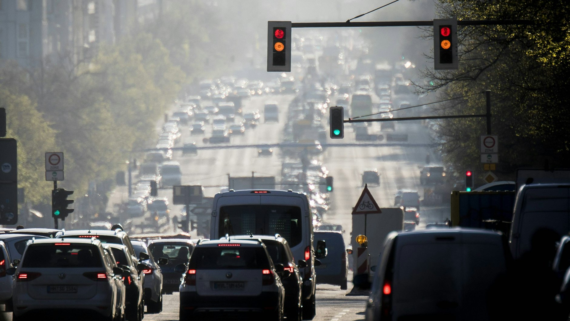 Sieht so die Zukunft aus? Verbrenner-Autos auf der Bismarckstraße in Berlin.