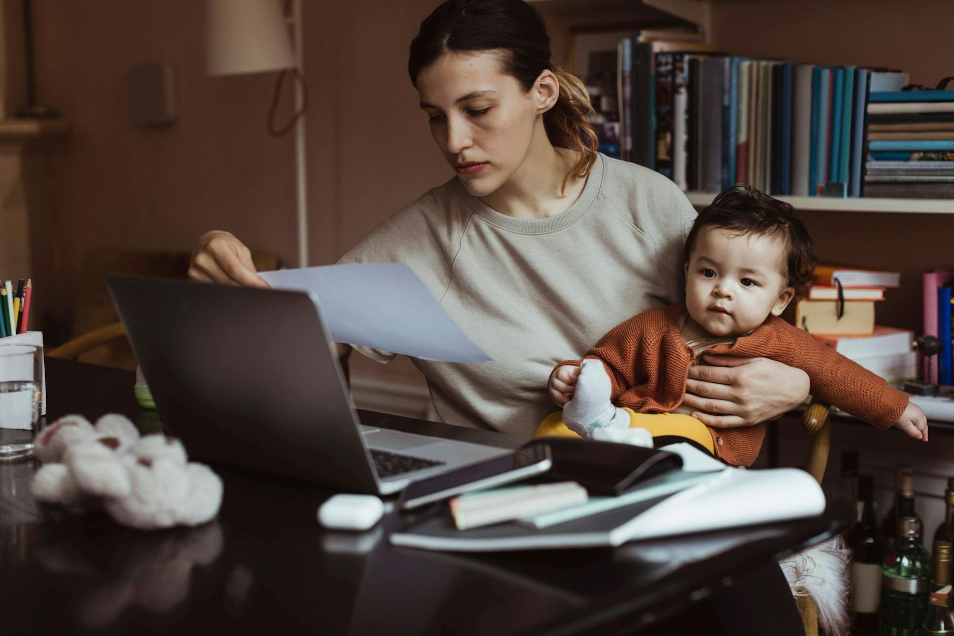 Die moderne Frau verfügt über moderne Arbeitsmittel, ums Kind kümmern muss sie sich trotzdem.