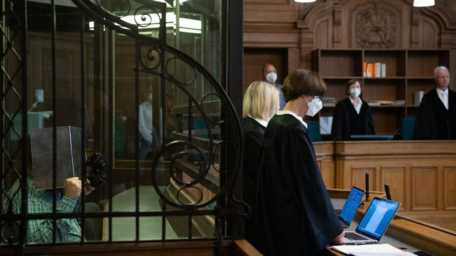 Der Angeklagte während eines früheren Prozesstages. Der Lehrer soll erst einen Mann getötet und danach Leichenteile gegessen haben.