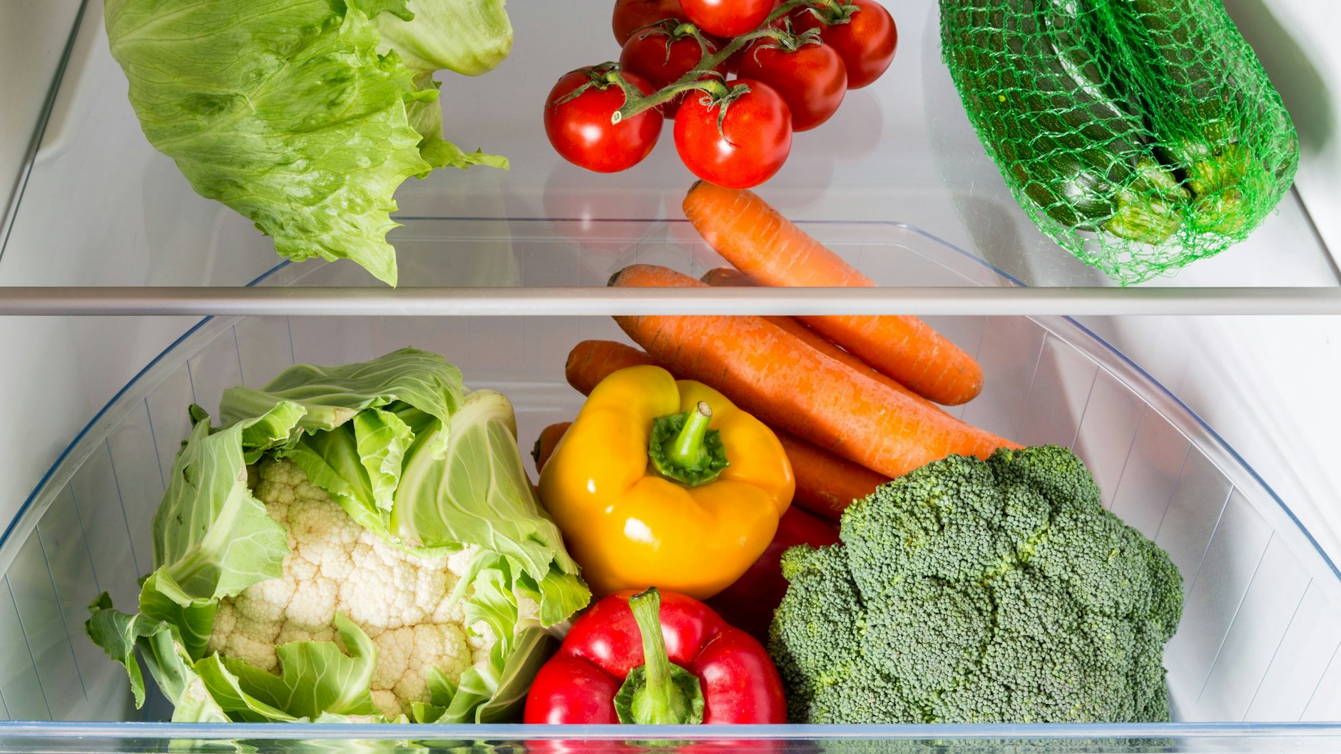 Das Gemüsefach im Kühlschrank ist mit einer durchgehenden Scheibe und oft auch einer Schublade abgetrennt.