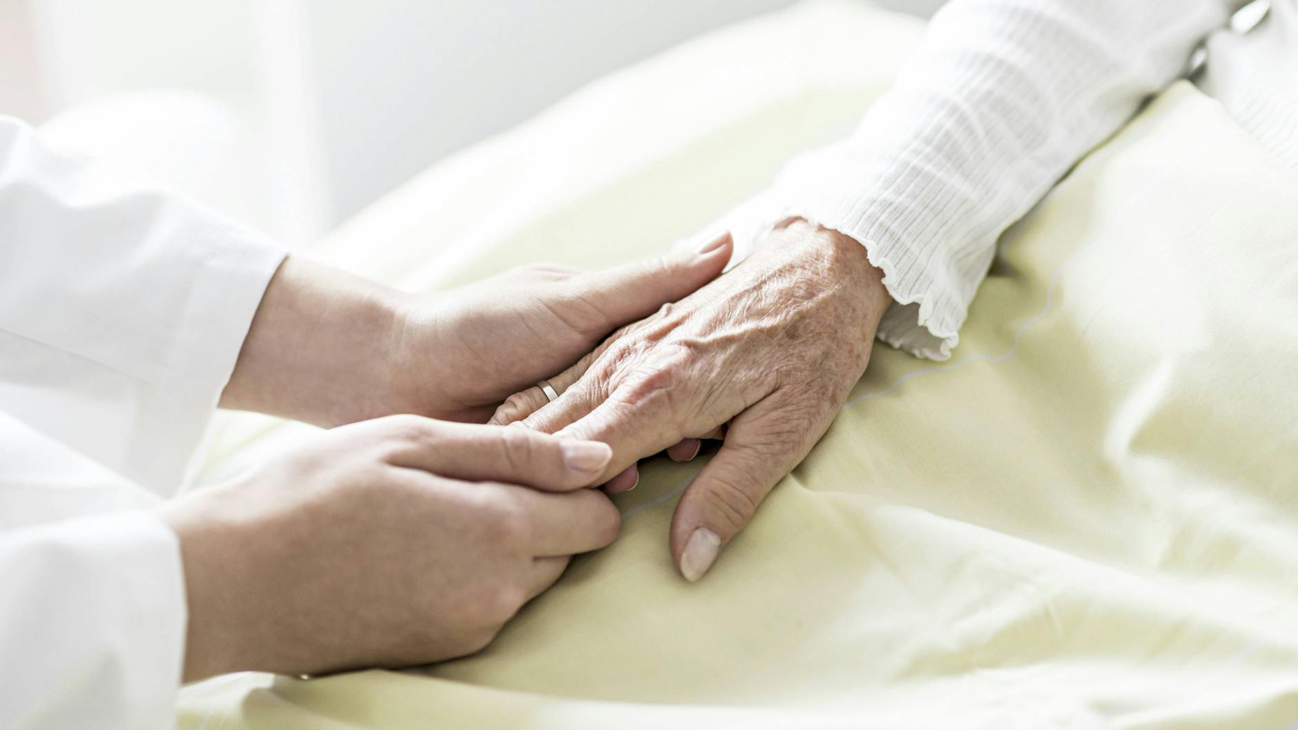 Forscher rechnen damit, dass Menschen bereits in diesem Jahrhundert über 130 Jahre alt werden könnten. (Symbolbild).