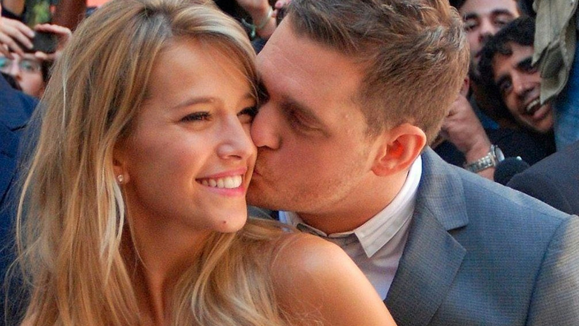 Michael Bublé küsst die argentinische Schauspielerin Luisana Lopilato nach ihrer standesamtlichen Trauung 2018.