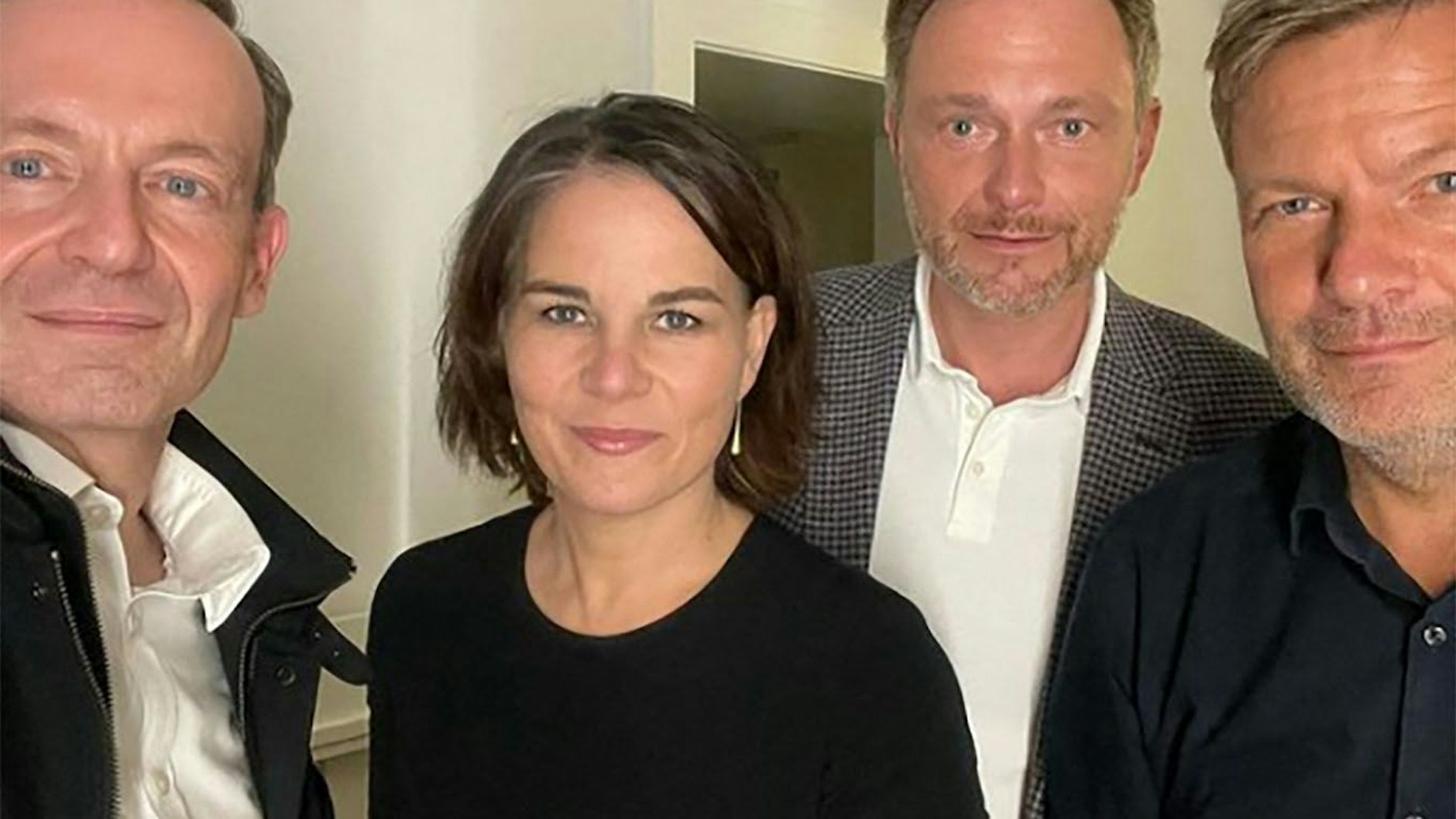 Loten Brücken über Trennendes aus: FDP-Generalsekretär Volker Wissing, Grünen-Chefin Annalena Baerbock, FDP-Chef Christian Lindner und Robert Habeck, ebenfalls Parteichef der Grünen (v.l.). Das Selfie aus der Nacht.