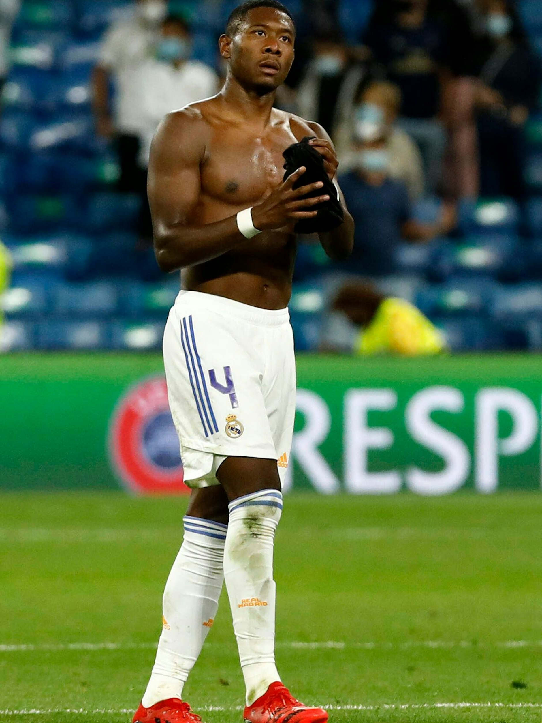 Wähnt sich im falschen Film: Ex-Bayern-Profi David Alaba staunt über Reals Pleite gegen Sheriff.