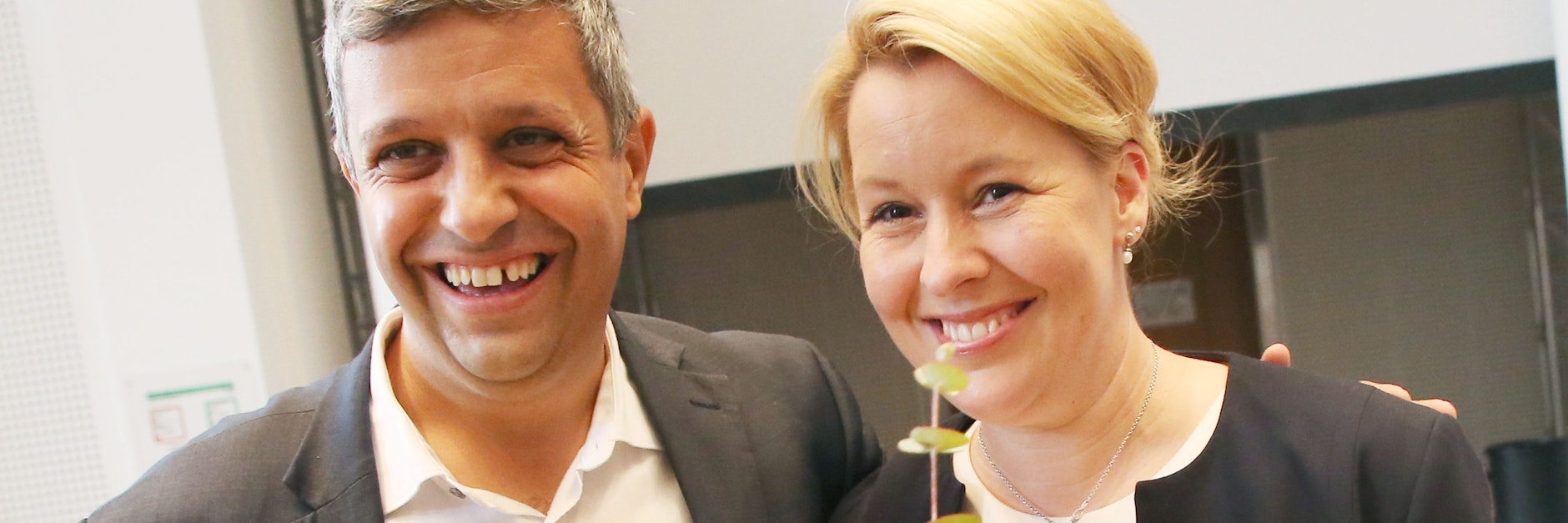 Rahed Saleh, Fraktionsvorsitzender der SPD im Abgeordnetenhaus von Berlin mit Wahlgewinnerin Franziska Giffey zu Beginn der gemeinsamen Sitzung der neuen und alten Mitglieder der SPD-Fraktion