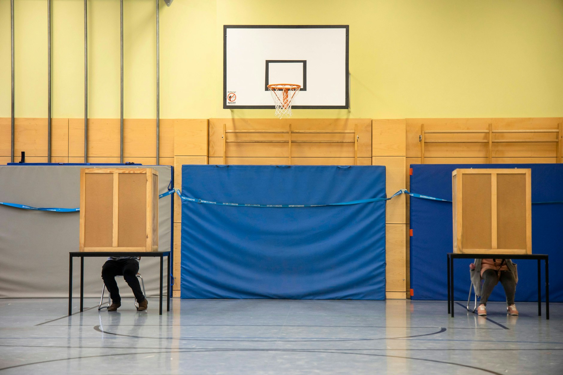 Pannenwahl in Berlin: Ob hier gerade die richtigen Stimmzettel ausgefüllt werden?