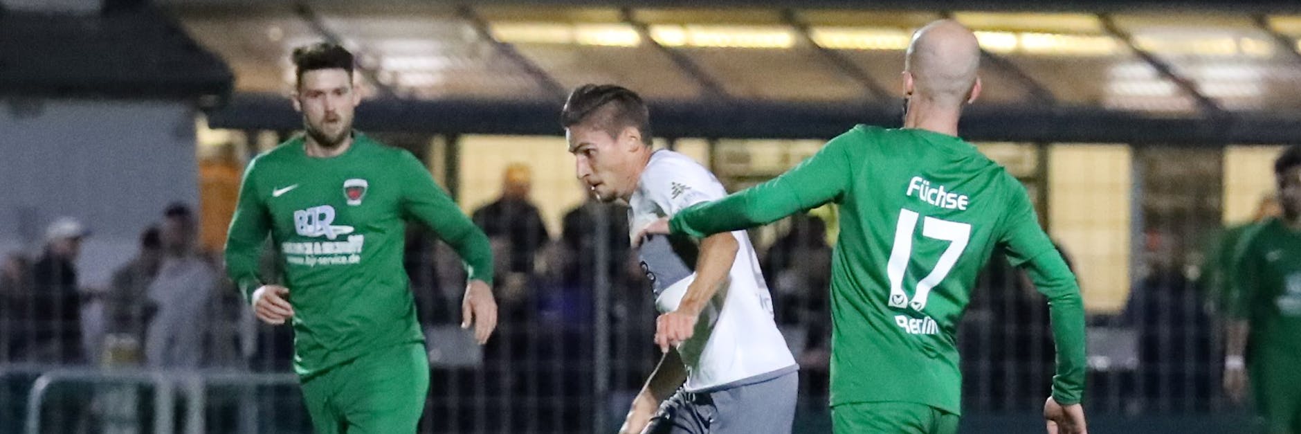 Viele Füchse sind der Dynamos Tod. Hier stoppen Kevin Gutsche und Faruk Sentürk (Nr. 17) den Doppeltorschützen des BFC Alexander Siebeck.