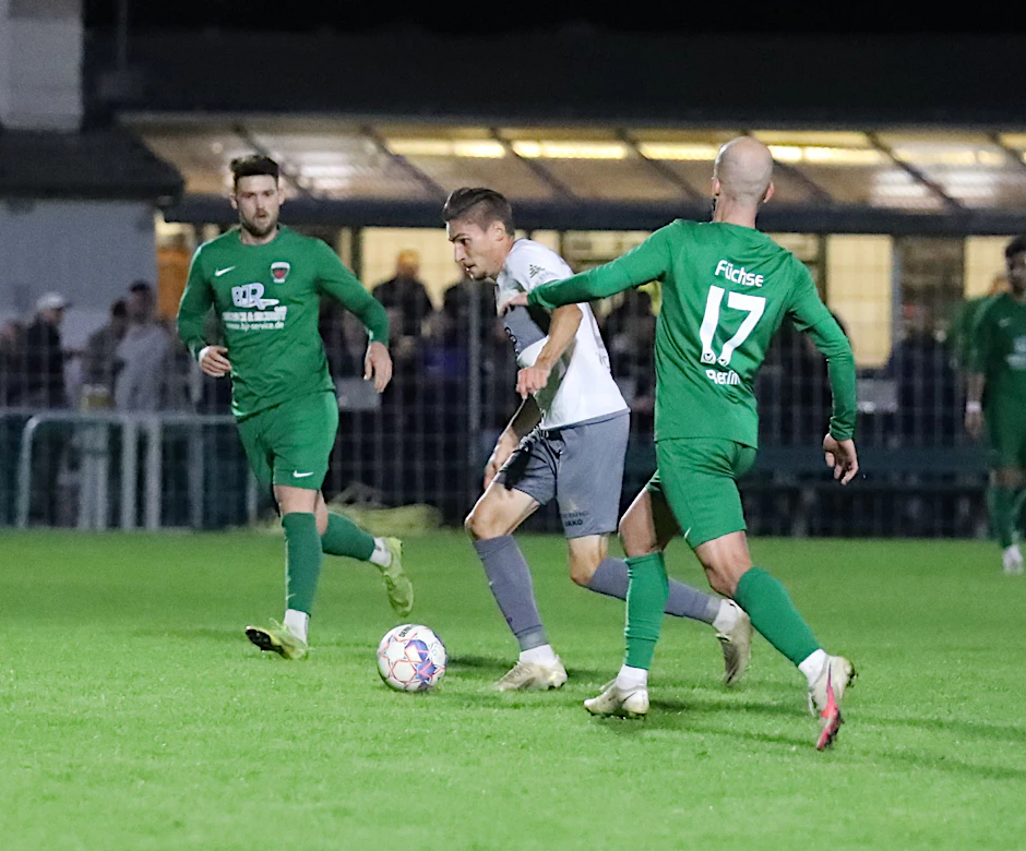 Viele Füchse sind der Dynamos Tod. Hier stoppen Kevin Gutsche und Faruk Sentürk (Nr. 17) den Doppeltorschützen des BFC Alexander Siebeck.