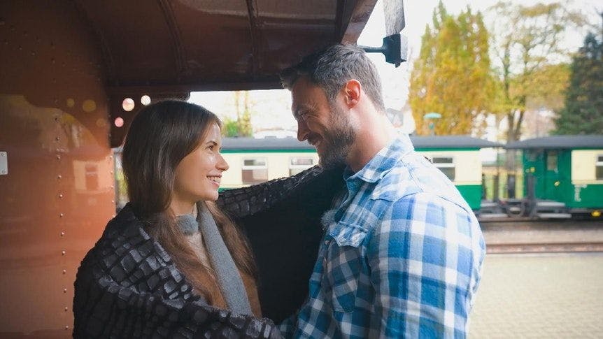 Niko Griesert war als Bachelor mit seinen Kandidatinnen auf Rügen. Hier ist er mit Esther auf dem Rasenden Roland zu sehen.