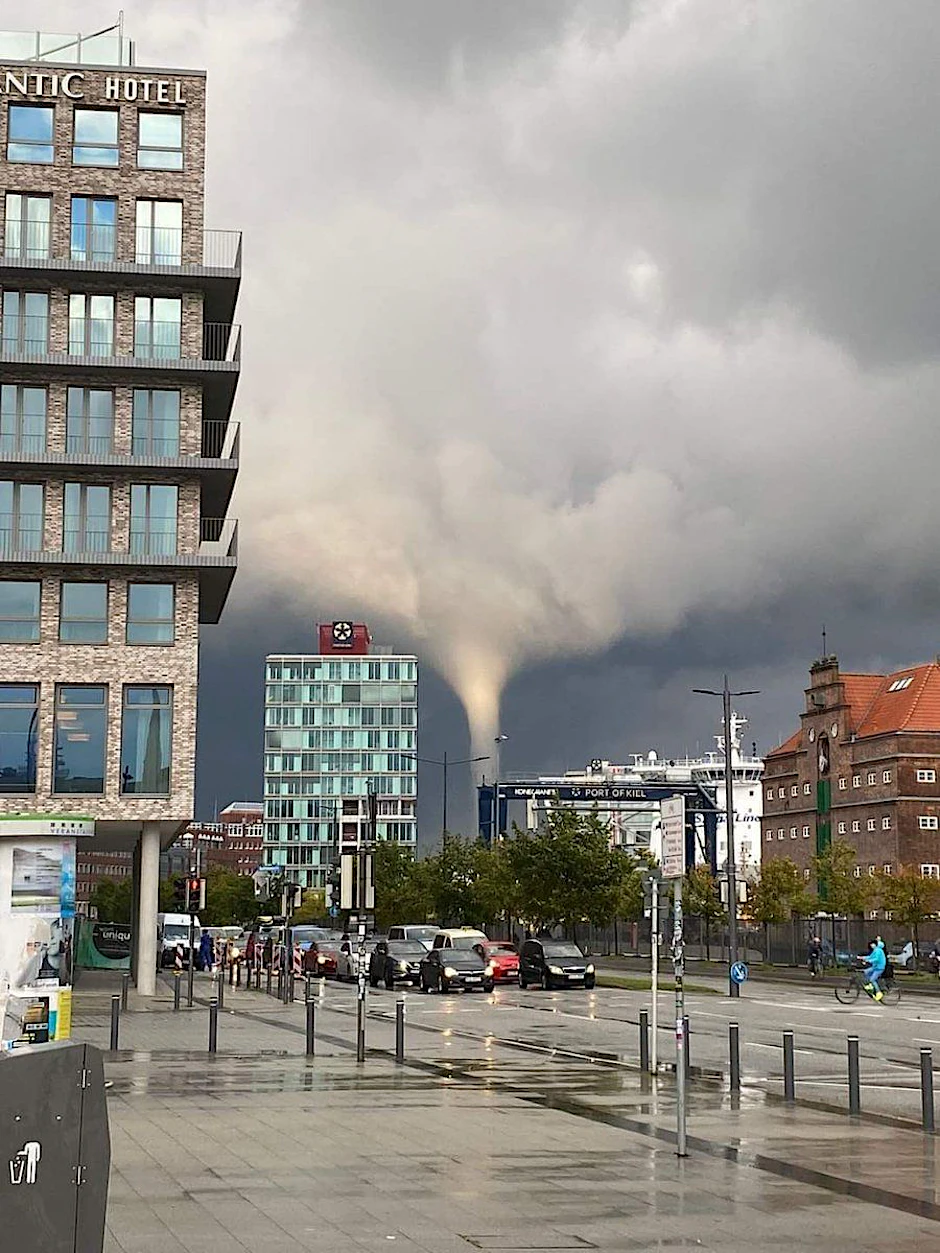 Ein Tornado wütete 2021 in Kiel. Solche Wetterextreme kommen auch derzeit wieder häufig vor und werden auch am Montagnachmittag in Deutschland erwartet.