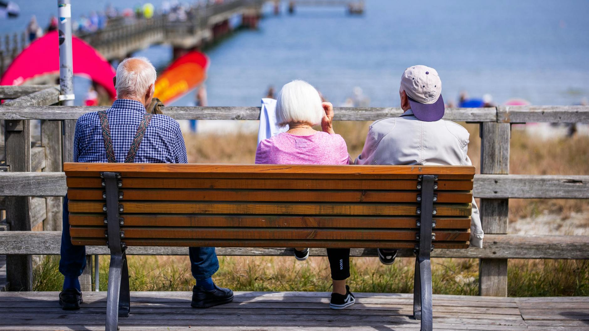 Um sich auch im Alter noch fit zu halten, rät ein Experte zur sogenannten 3-F-Regel: Einmal am Tag mit Freunden, der Familie oder Fremden Kontakt halten (Symbolbild). 