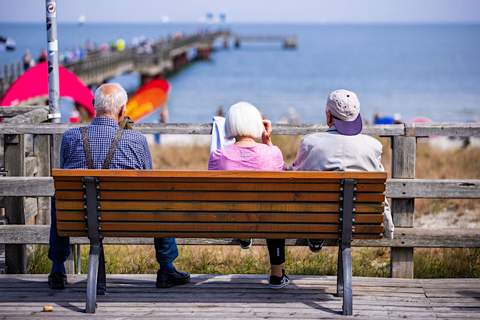 Um sich auch im Alter noch fit zu halten, rät ein Experte zur sogenannten 3-F-Regel: Einmal am Tag mit Freunden, der Familie oder Fremden Kontakt halten (Symbolbild).&nbsp;