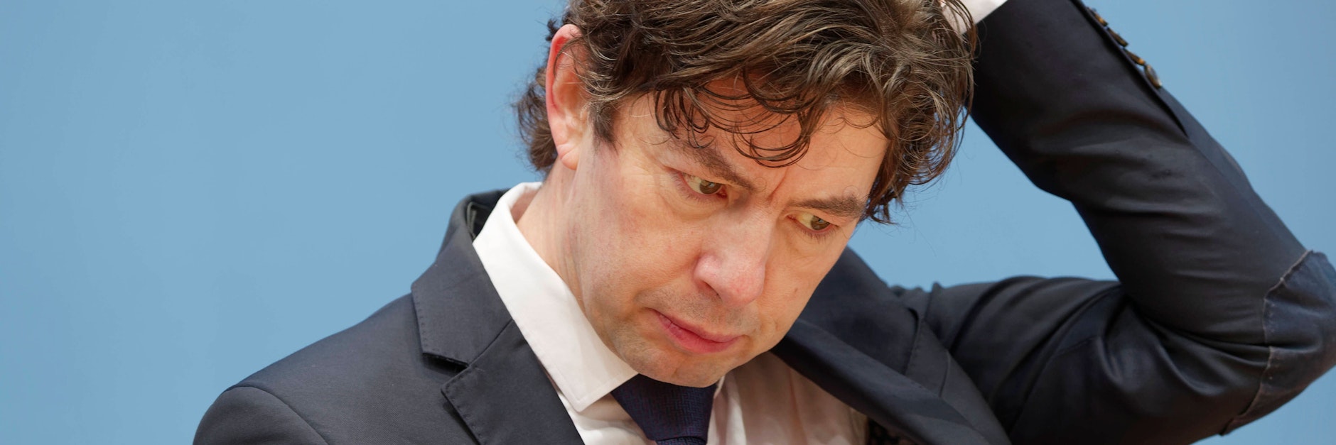Virologe Christian Drosten rauft sich angesichts der Lage die Haare.