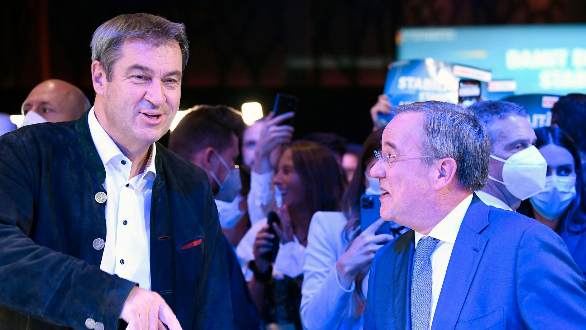 Kurz vor der Wahl hatten CSU-Chef Markus Söder und CDU-Chef Armin Laschet noch gut lachen. Mit einer Jamaika-Koalition könnten sie trotz der Wahlniederlage in der Regierung bleiben. FDP und Grüne haben jeweils eine schriftliche, fast wortgleiche Einladung zu Sondierungsgesprächen erhalten. 