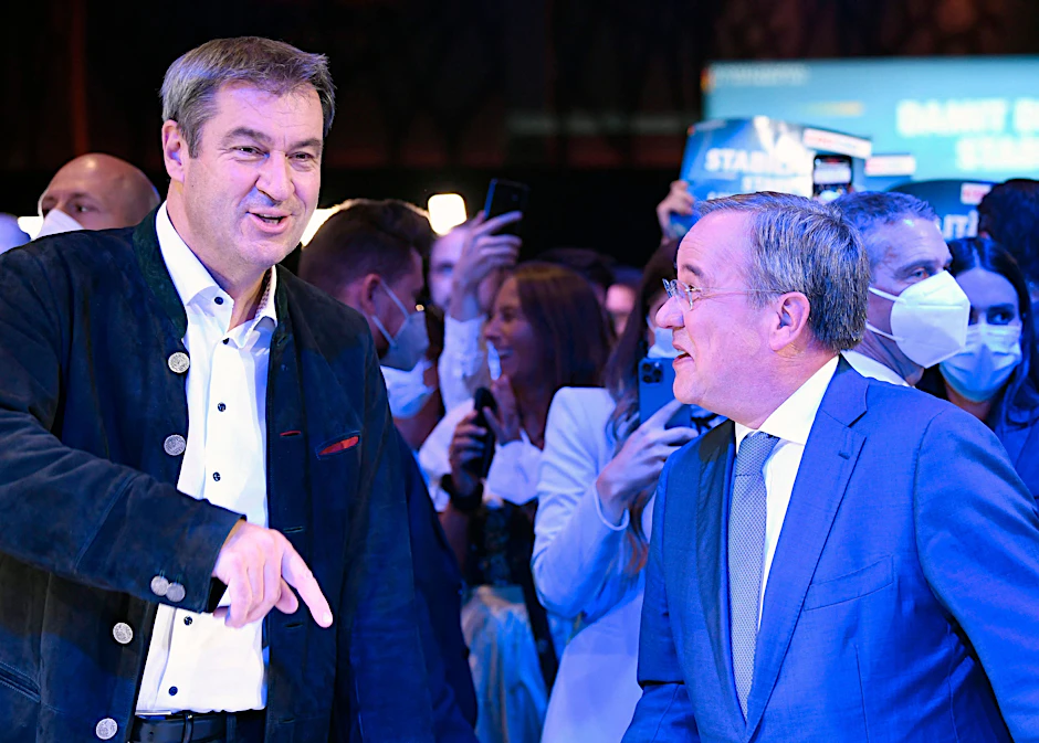 Kurz vor der Wahl hatten CSU-Chef Markus Söder und CDU-Chef Armin Laschet noch gut lachen. Mit einer Jamaika-Koalition könnten sie trotz der Wahlniederlage in der Regierung bleiben. FDP und Grüne haben jeweils eine schriftliche, fast wortgleiche Einladung zu Sondierungsgesprächen erhalten.&nbsp;