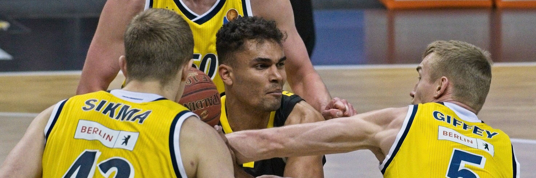 Vergangene Saison noch mit Ludwigsburg gegen Alba und bald für die Berliner? Oscar da Silva (Mitte) will Ludwigsburg verlassen.