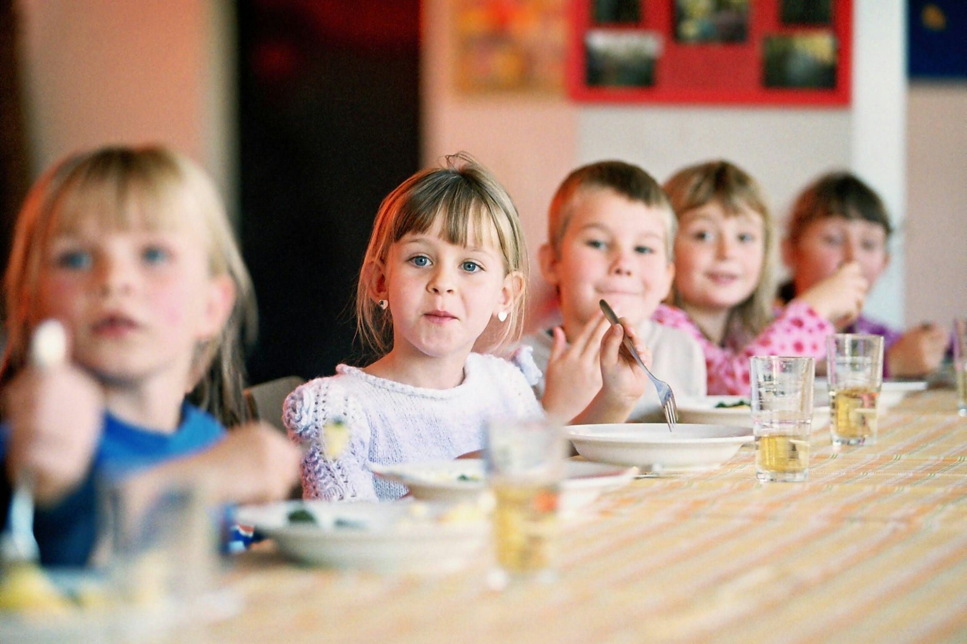 Können unsere Ganztagsschulen das schon? Sich wie ein Zuhause anfühlen, Herdwärme ausstrahlen? Grundschüler beim Mittagessen in ihrer Klasse.