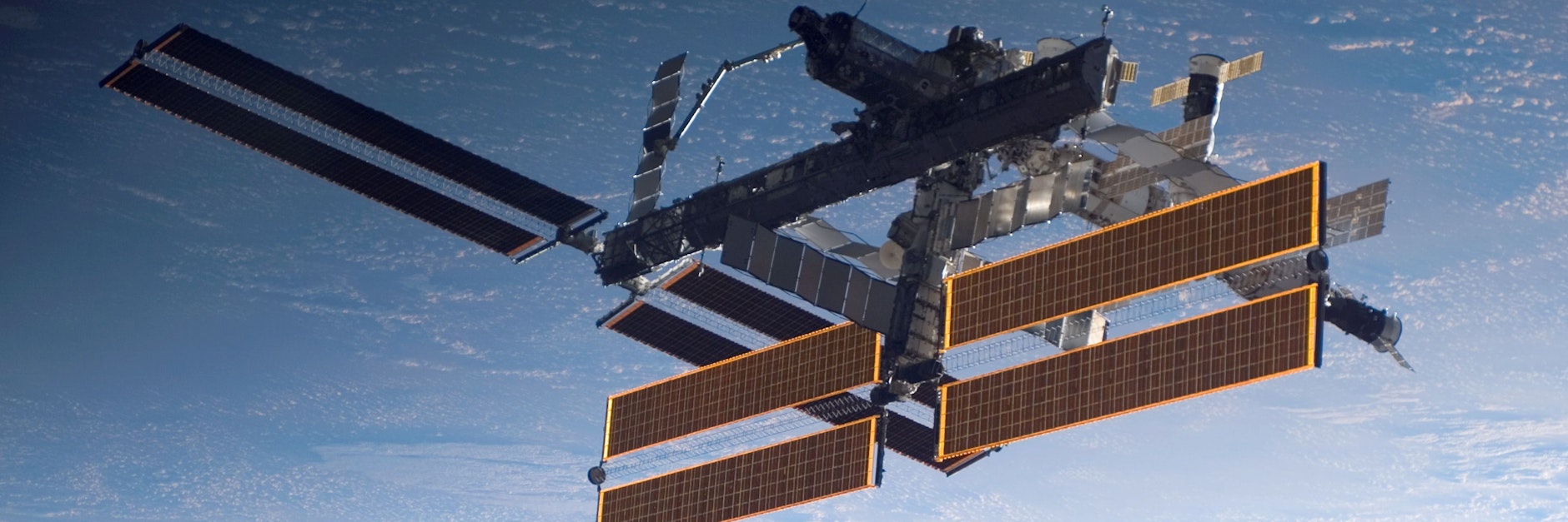 Dieses Bild der ISS mit der Erde im Hintergrund wurde kurz nach dem Abdocken der Raumfähre „Atlantis“ vom Außenposten in der Umlaufbahn aufgenommen.