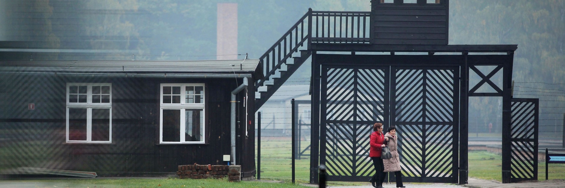 Besucher gehen am Eingang des Stutthof Museums in Sztutowo (Polen) vorbei, in dem an die Verbrechen im ehemaligen deutschen Konzentrationslager Stutthof erinnert wird.