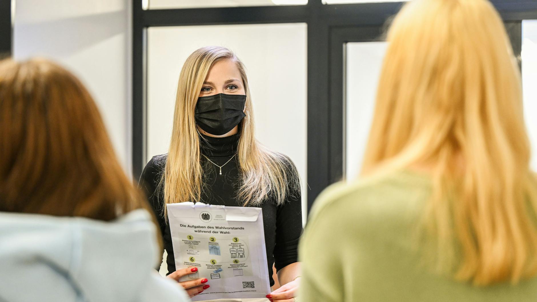 Lehrerin Tarja Meyerholz spricht während der Juniorwahl mit ihren Oberstufenschülern.<br>