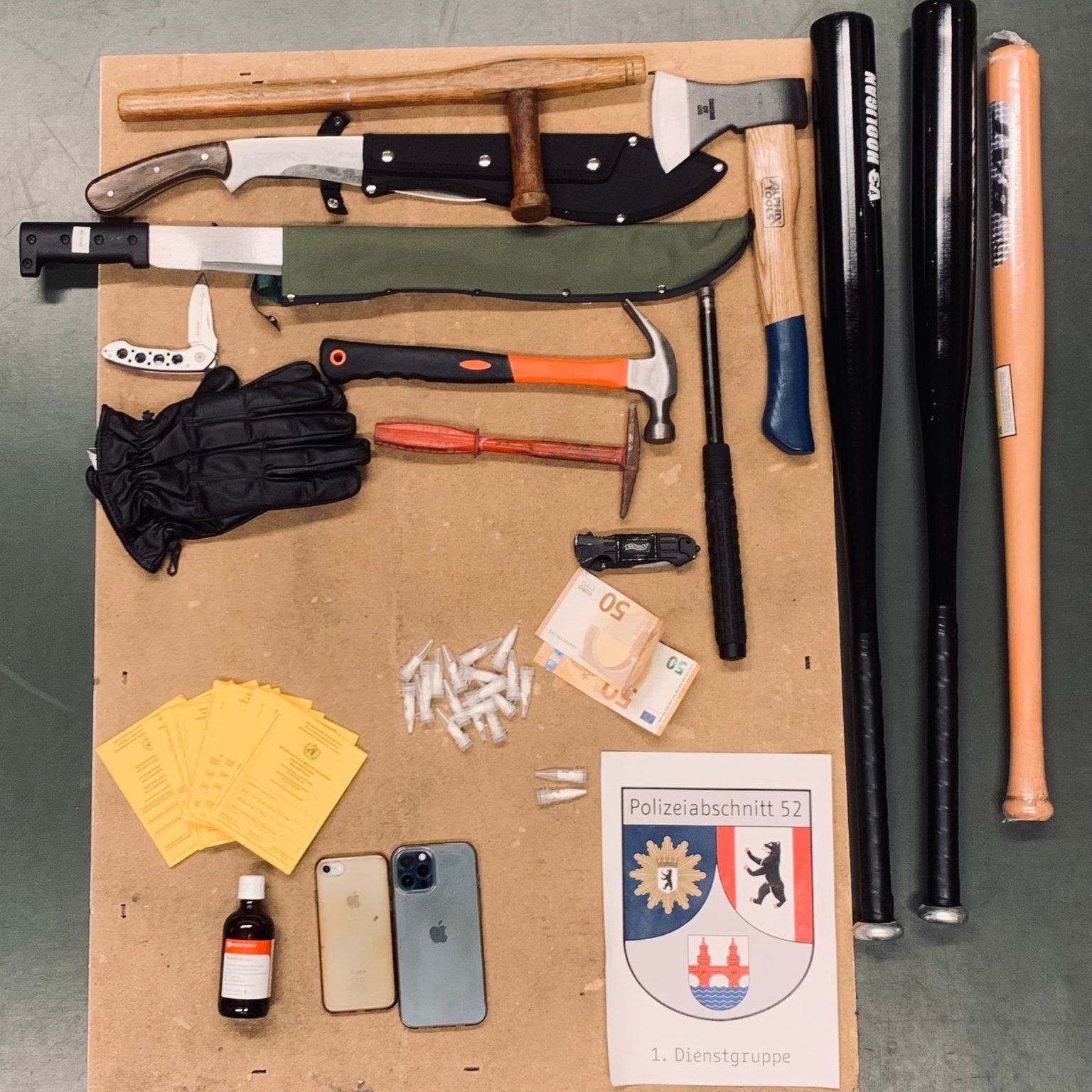 Image - Razzia in Späti: Berliner Polizei hebt Waffen- und Drogenarsenal aus