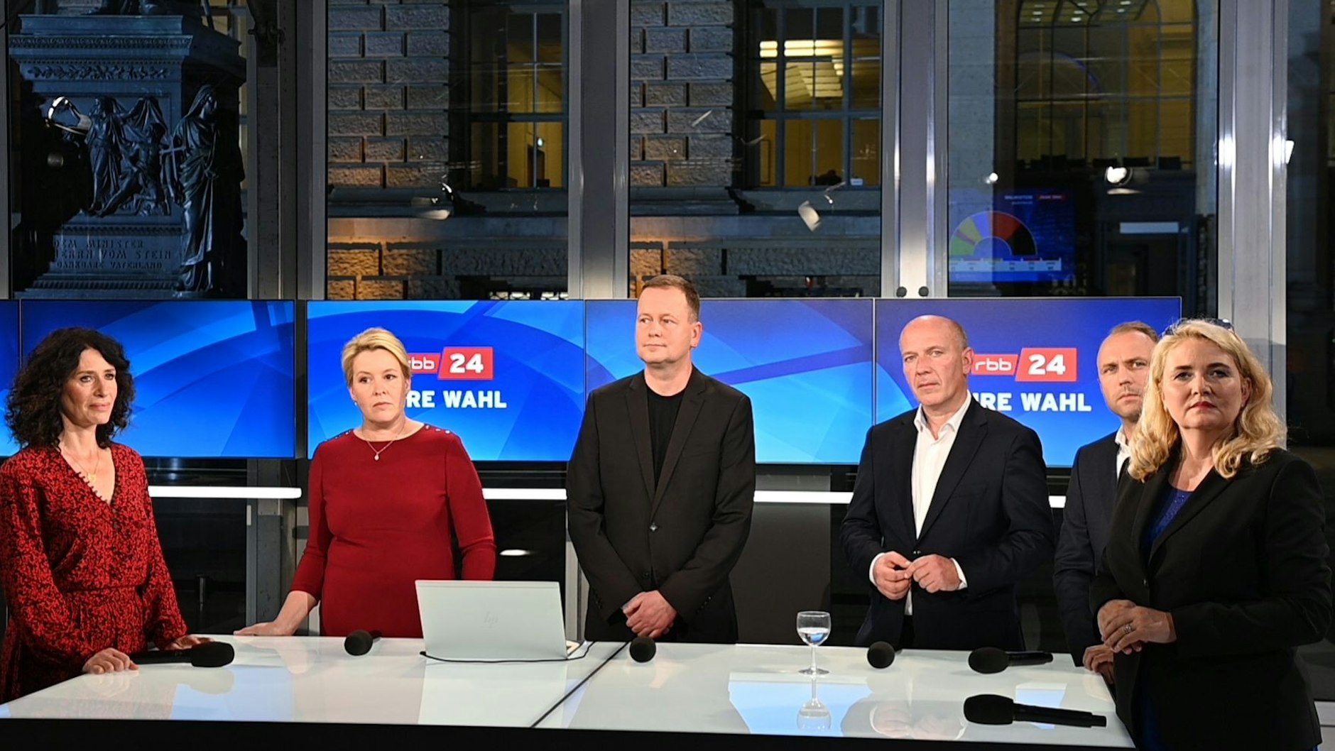 Wer gehört zum nächsten Senat? Bettina Jarasch (v.l., Bündnis 90/Die Grünen), Franziska Giffey (SPD), Klaus Lederer (Die Linke), Kai Wegner (CDU), Sebastian Czaja (FDP) und Kristin Brinker (AfD) warten auf den Beginn der TV-Sendung des Senders RBB zur Berliner Abgeordnetenhauswahl.