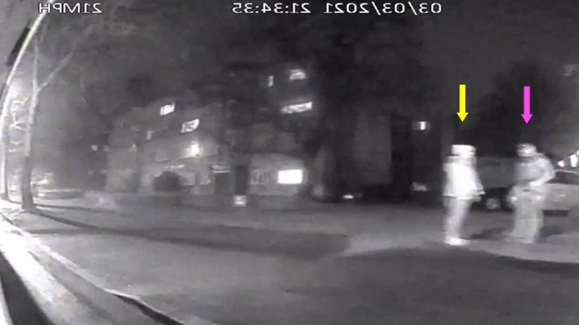 In diesem von der Metropolitan Police herausgegebenen Videostandbild spricht der 48-Jährige Polizist mit Sarah Everard am Straßenrand in Poynders Court im Süden Londons.