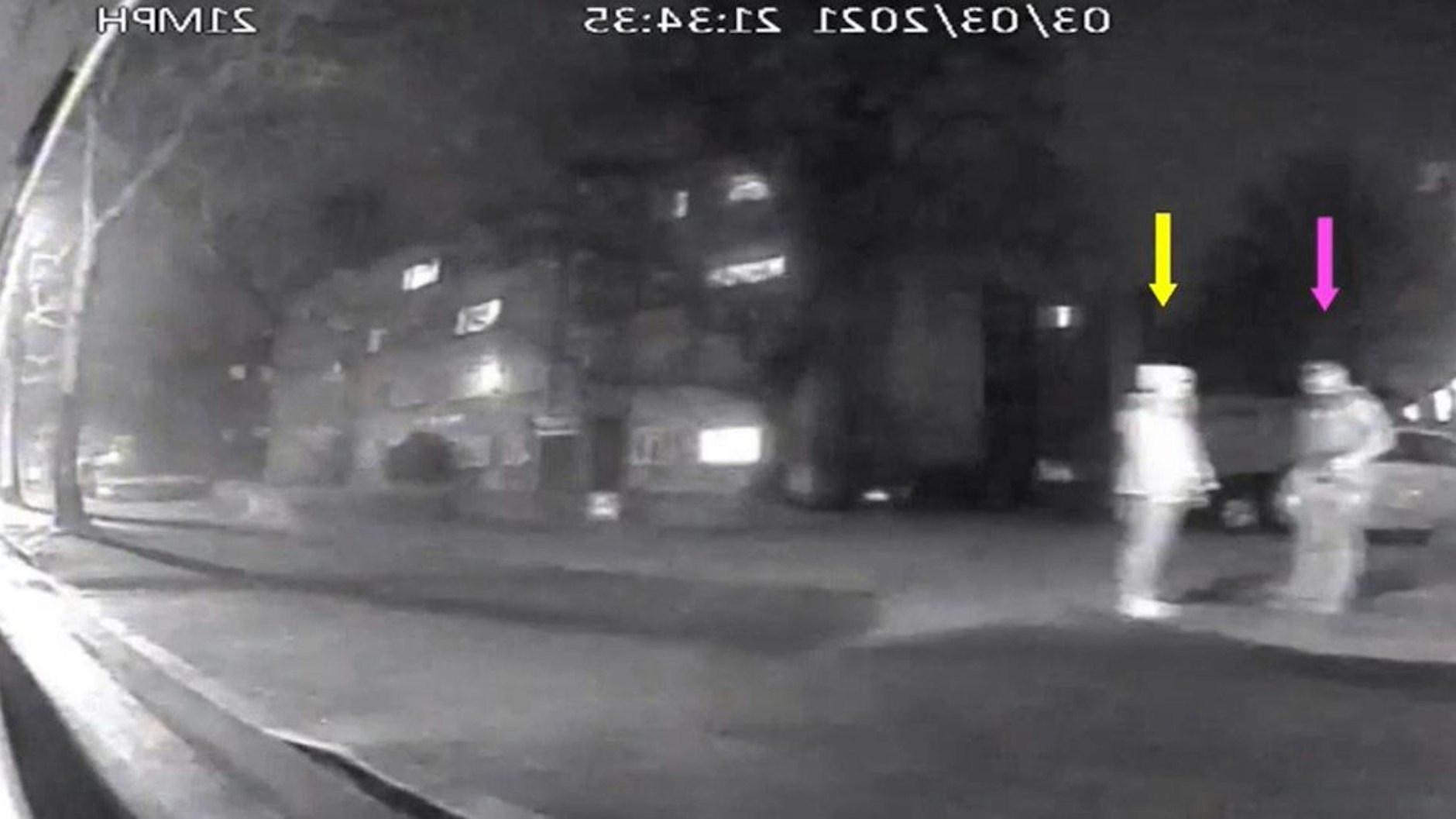 In diesem von der Metropolitan Police herausgegebenen Videostandbild spricht der 48-Jährige Polizist mit Sarah Everard am Straßenrand in Poynders Court im Süden Londons.