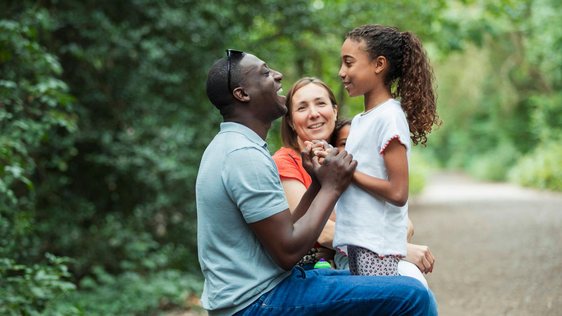 In Berlin leben immer mehr Paare, die aus unterschiedlichen Ländern stammen und andere Sprachen sprechen. Eine Herausforderung für die Erziehung. Wie kann bilinguales Aufwachsen konfliktfrei funktionieren? Unsere Expertin weiß Rat.