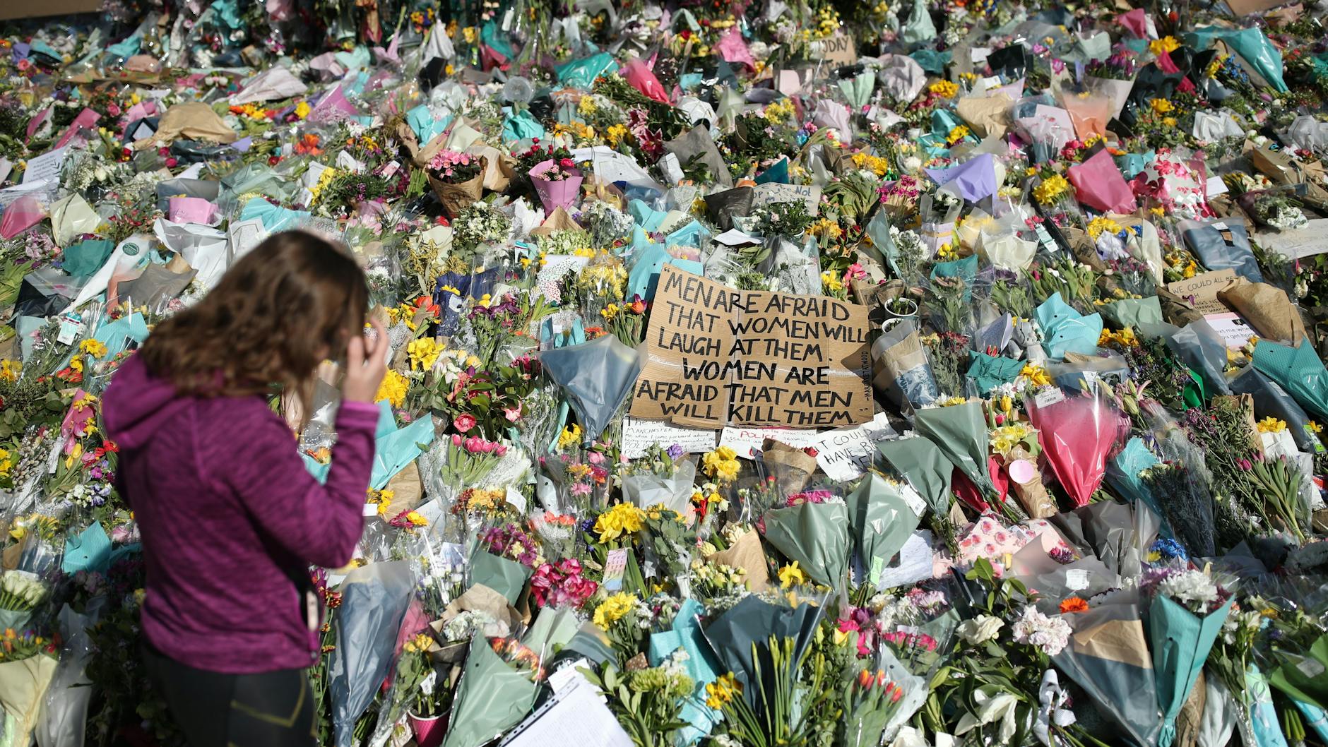 Ein Blumenmeer in Gedanken an die getötete Sarah Everard im Clapham Common Park.
