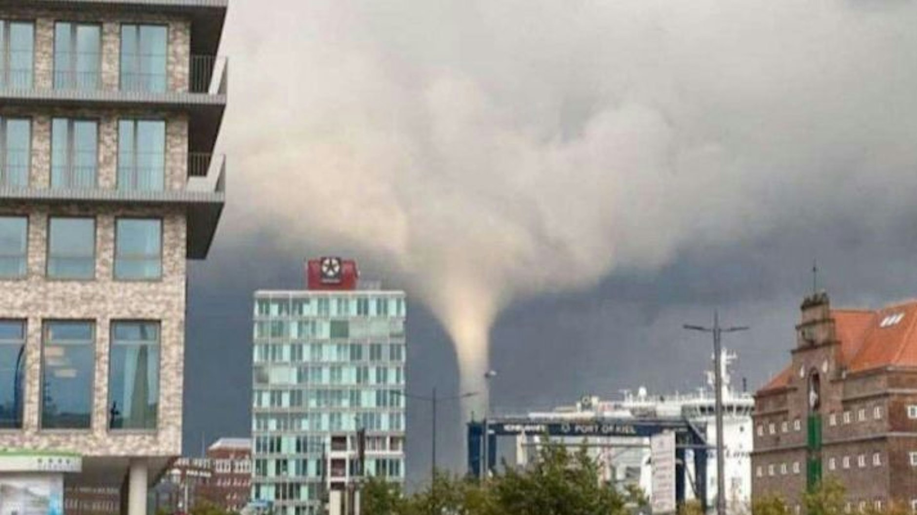 Das Videostandbild zeigt einen Tornado am frühen Abend über Kiel.&nbsp;