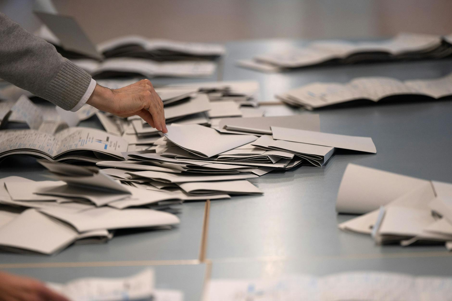 Die Auszählung der Ergebnisse am Wahlsonntag in Berlin. Für die BBV-Wahlen in Charlottenburg-Wilmersdorf wurden Ergebnisse offenbar geschätzt.