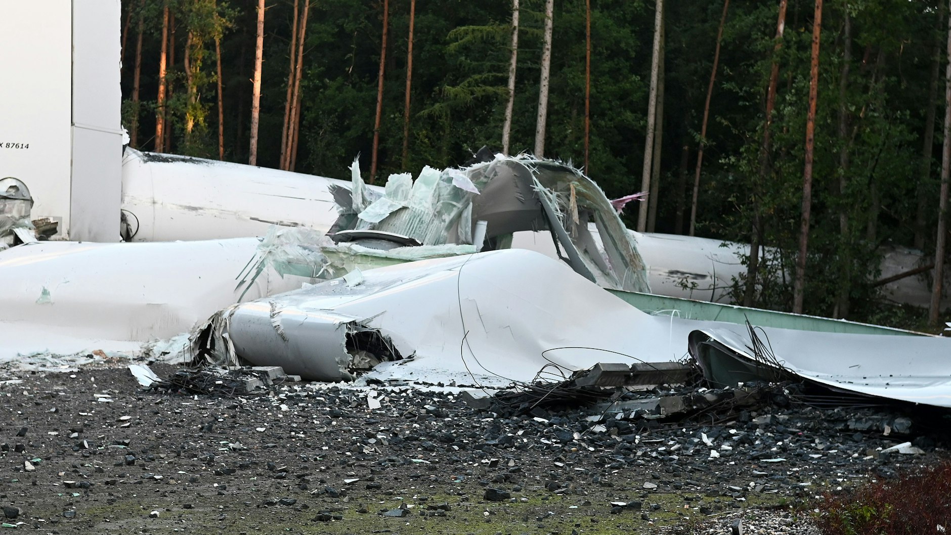 Die traurigen Reste des Turms einer Windenergieanlage. 