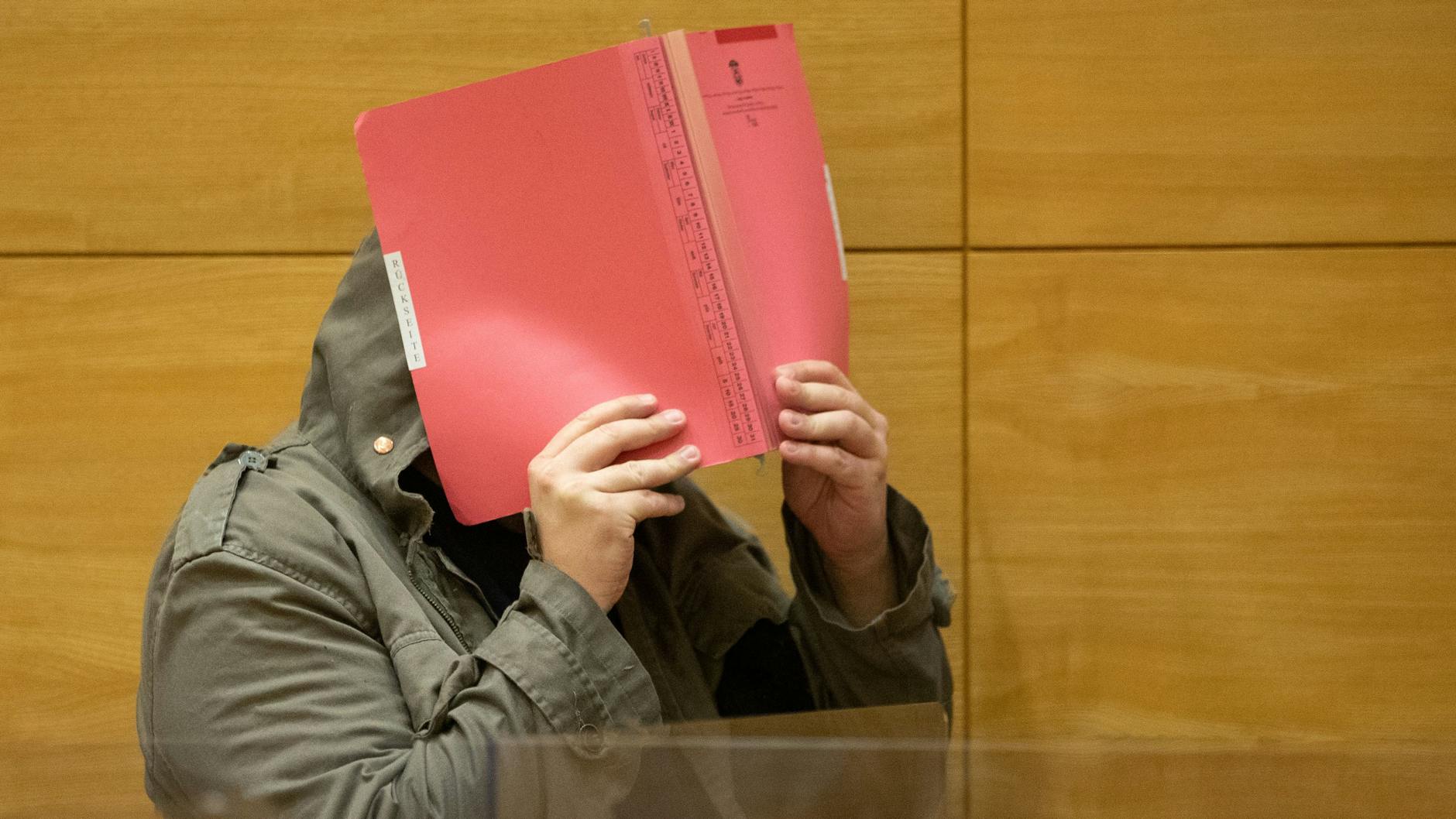 Ein angeklagter Arzt kommt in einen Sitzungssaal des Landgerichts. Bei dem Prozess geht es um den um den Vorwurf von Vergewaltigungen von drei Patientinnen. 