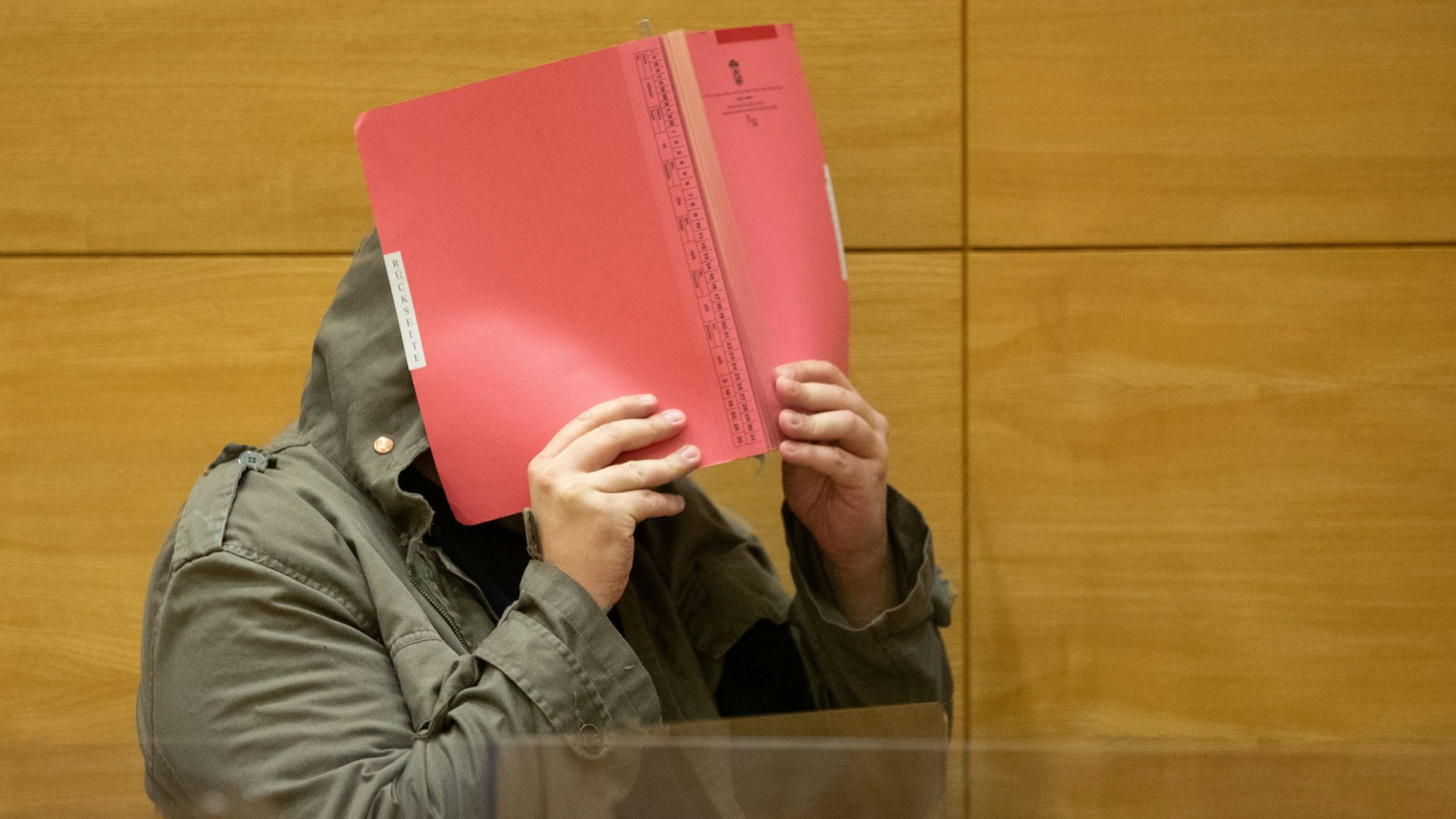 Ein angeklagter Arzt kommt in einen Sitzungssaal des Landgerichts. Bei dem Prozess geht es um den um den Vorwurf von Vergewaltigungen von drei Patientinnen.&nbsp;