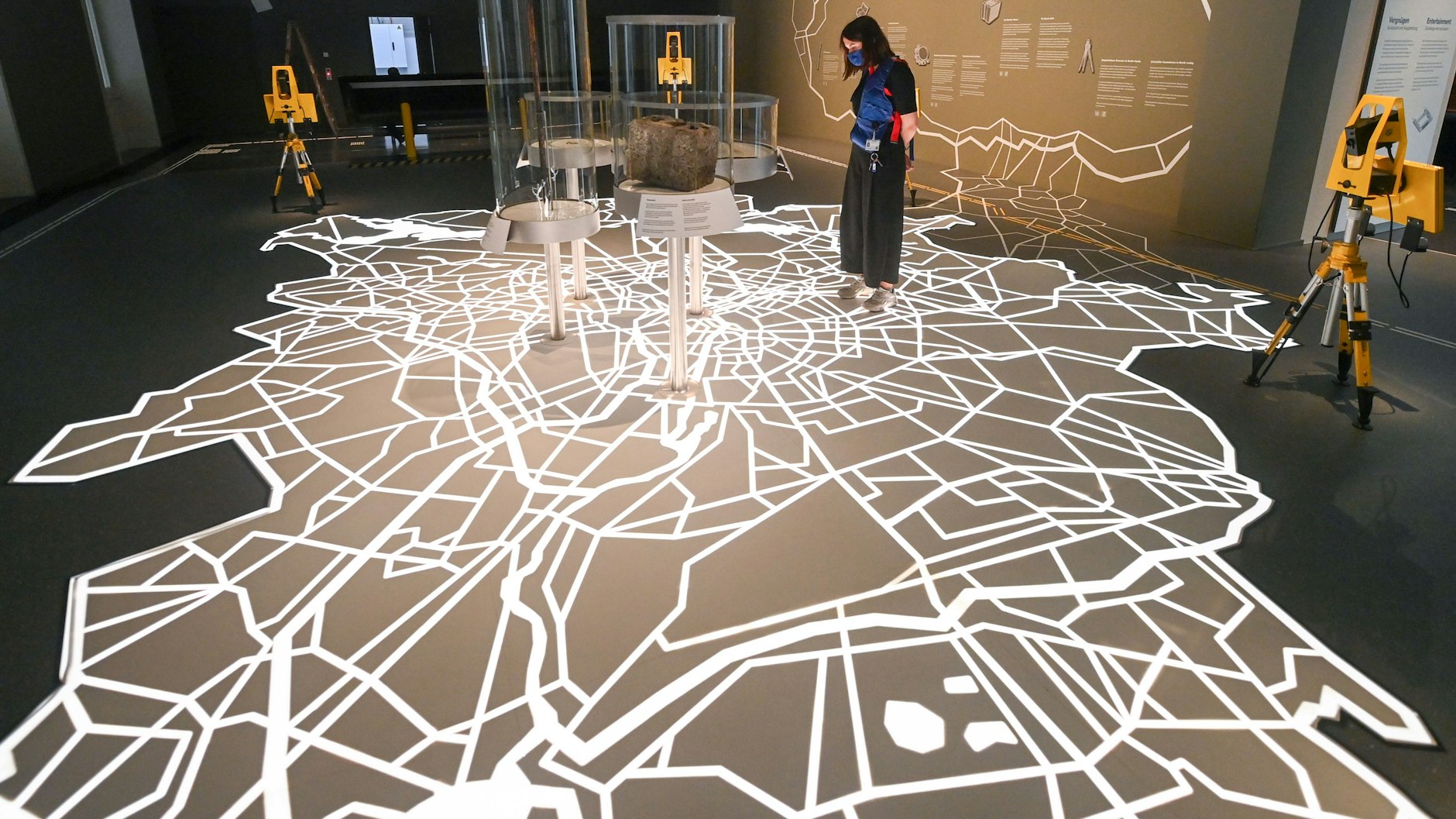 Berlin-Umrisskarte in der Ausstellung „Berlin Global“ im Humboldt-Forum