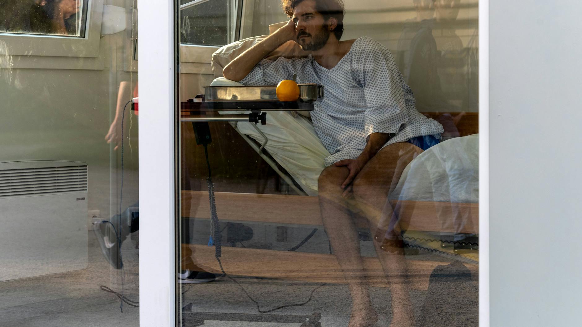 Kunst-Aktion in NRW: „Der verlassene Patient“. Mit seiner Performance weist Aktionskünstler Simon Theis auf die ungelöste Misere in der Pflege hin– die alle kennen, aber niemand hilft.