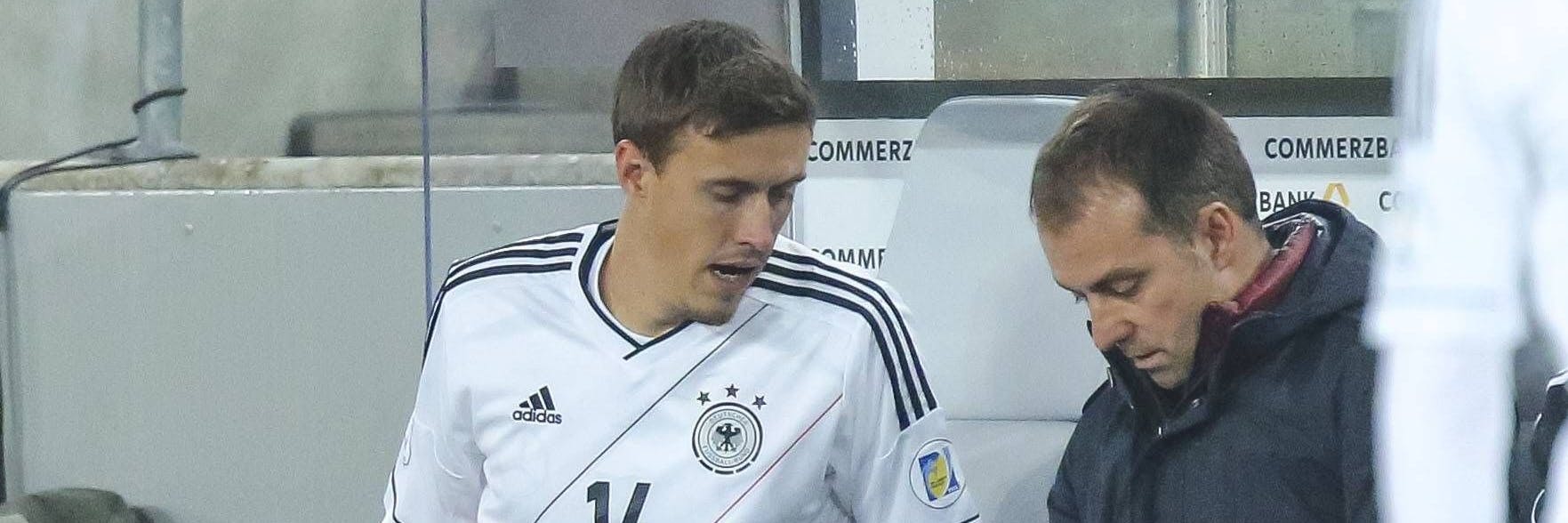 Da war die Welt noch in Ordnung: Max Kruse bekommt Anweisungen von Jogi-Vize Hansi Flick. 