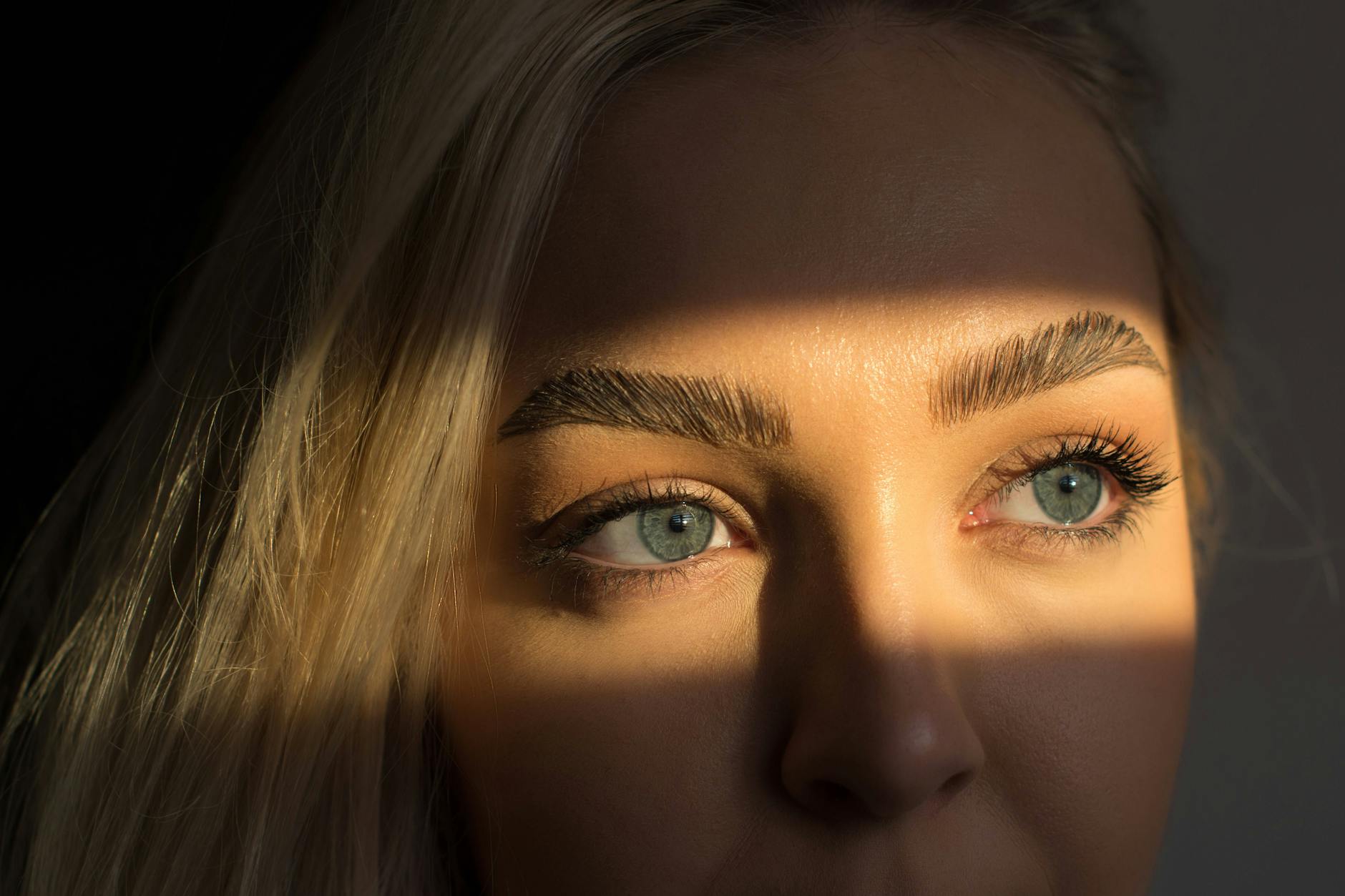 Wir blicken einander ständig in die Augen. Deshalb sollten sie nicht müde, sondern frisch aussehen.