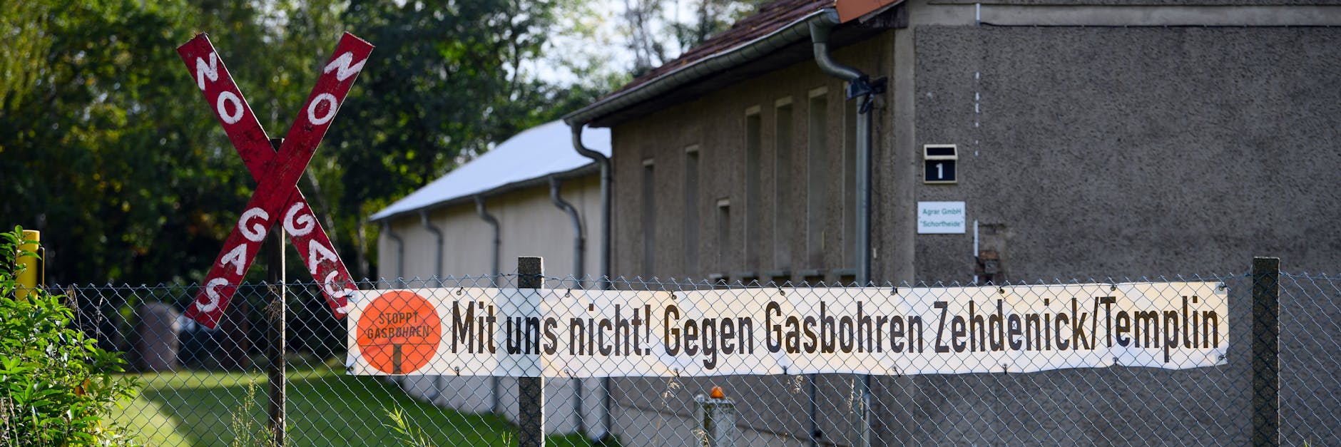 Ein Transparent mit der Aufschrift „Mit uns nicht! Gegen Gasbohren Zehdenick/Templin“ hängt an einem Zaun neben einem roten Holzkreuz mit der Aufschrift „No Gas“. Die dänische Firma Jasper Resources will kurz vor dem Dorf mit Probebohrungen nach Erdgas beginnen, um möglicherweise 30 Jahre lang Gas fördern zu können.
