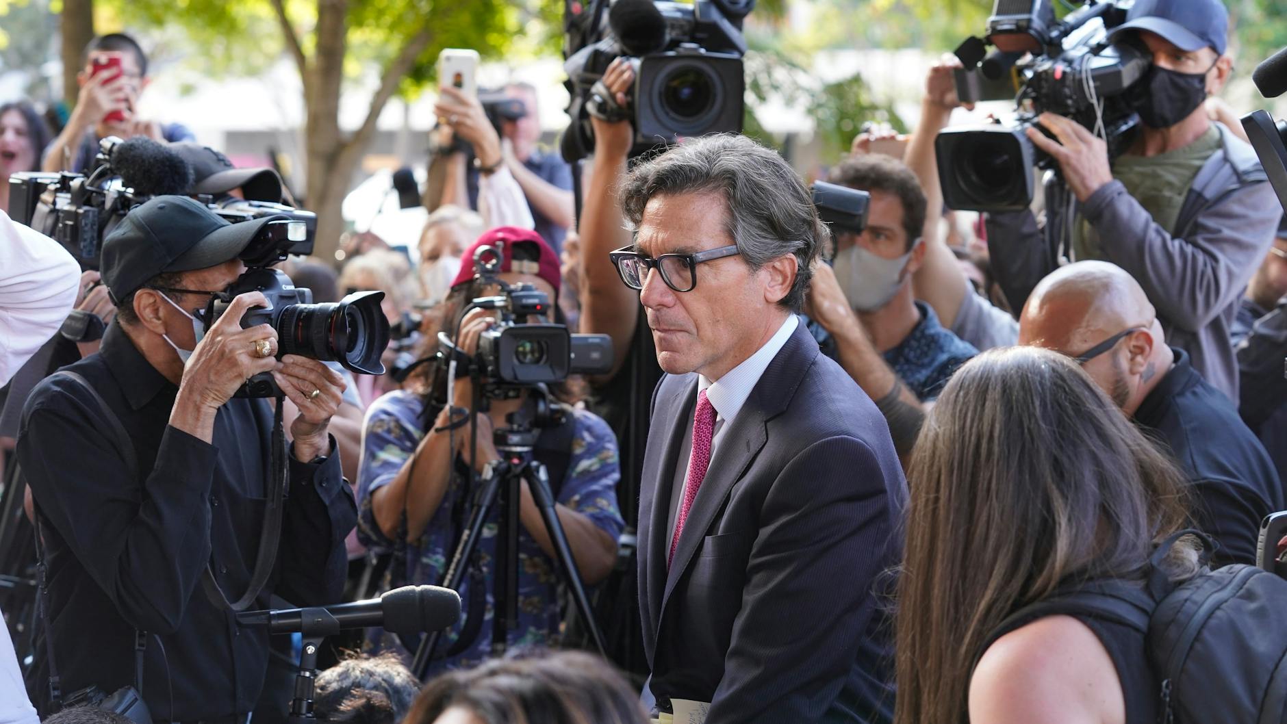 Der Anwalt von Britney Spears, Mathew Rosengart, spricht vor dem Stanley-Mosk-Gerichtsgebäude in Los Angeles.