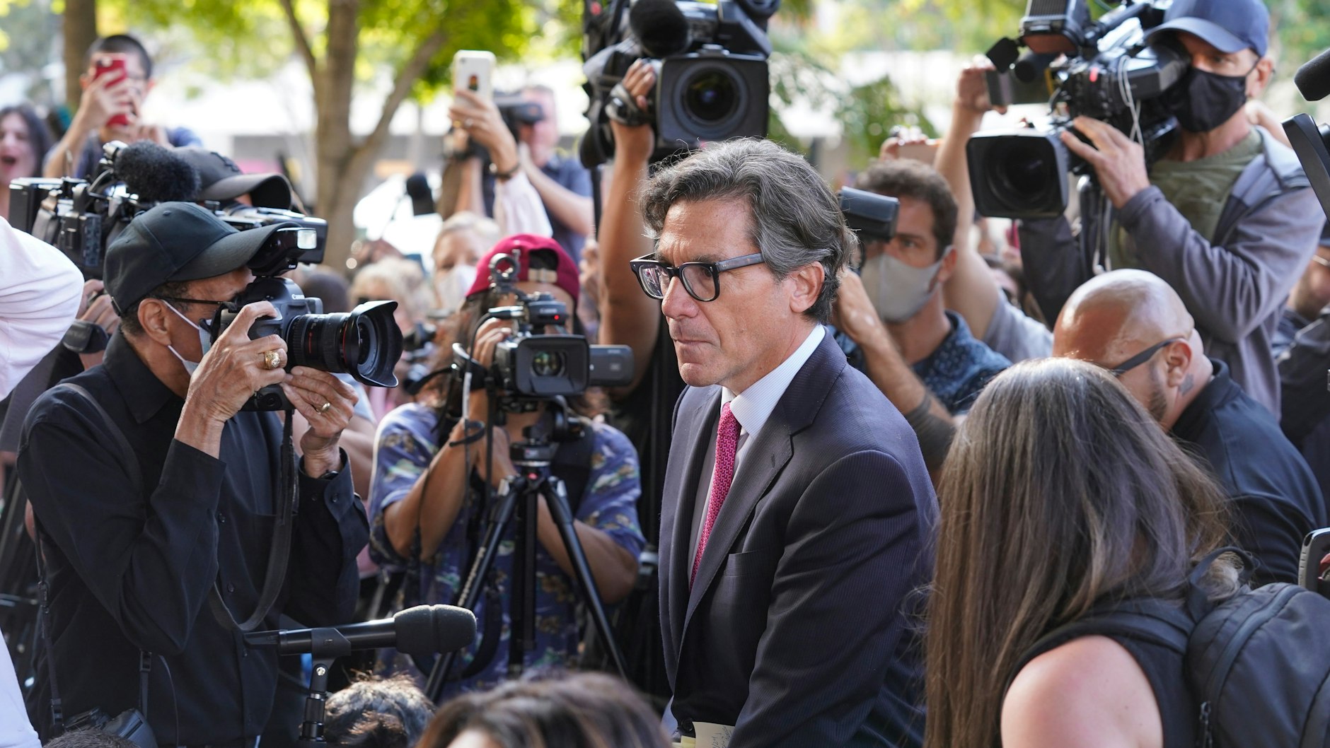 Der Anwalt von Britney Spears, Mathew Rosengart, spricht vor dem Stanley-Mosk-Gerichtsgebäude in Los Angeles.