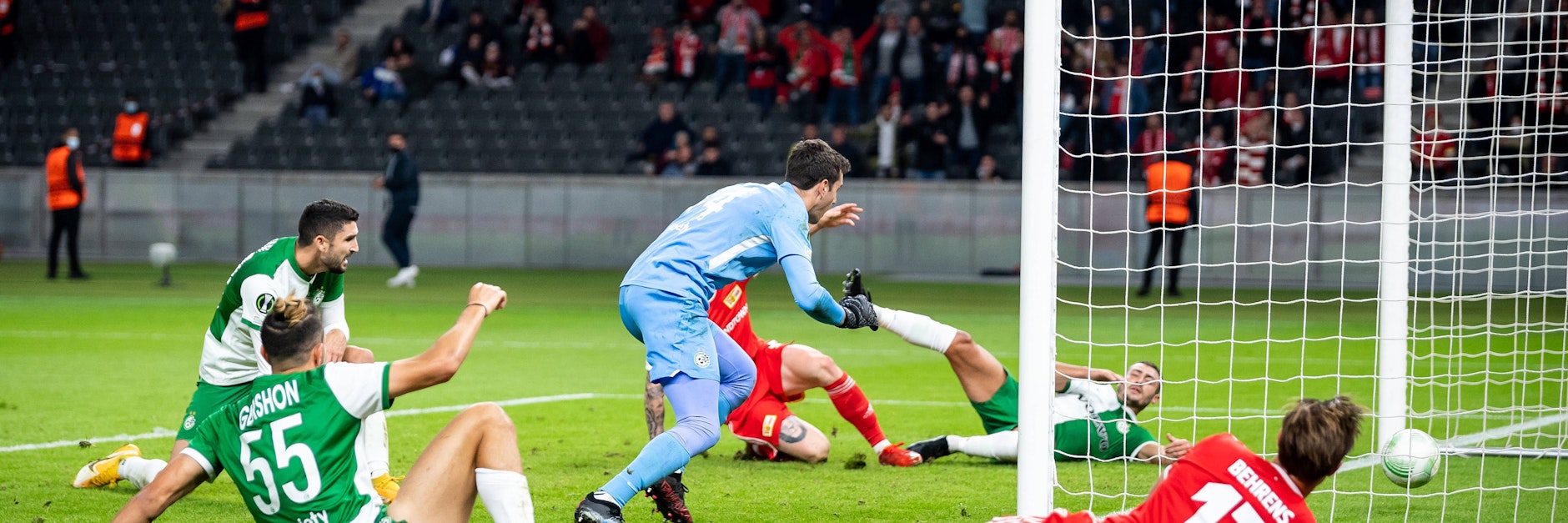 Unions Kevin Behrens schaut durchs Tornetz, wie Andreas Voglsammer (verdeckt) seine Vorlage zum 1:0 nutzte. Später konnte er selber noch treffen und wurde zum Man of the Match gekürt.&nbsp;