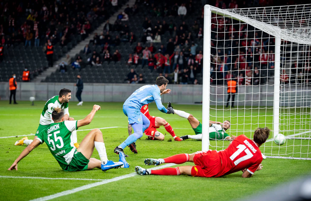 Rot-Weiße Feier im Olympiastadion. Union fegt Haifa aus der Schüssel