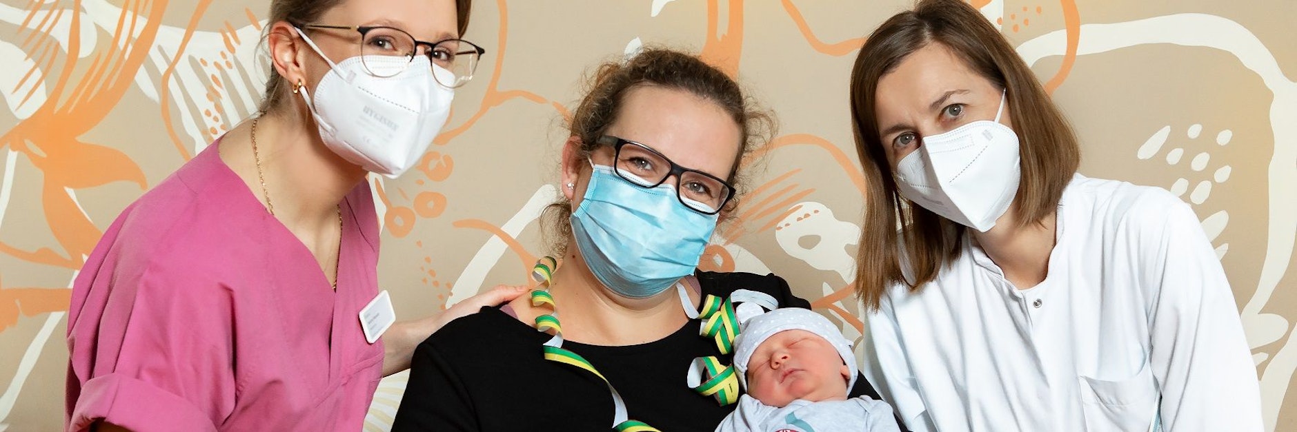 Glücklich:&nbsp;Neujahrsbaby Theodor Jonas im Arm seiner Mama Lydia Rudolf mit Hebamme Hanna Wenske und Oberärztin Heike Renner-Lützkendorf.
