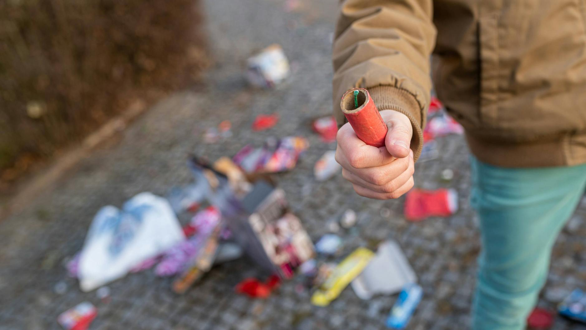 In Berlin kam es trotz eines weitgehenden Verbots von Silvesterböllerei zu mehreren schweren Unfällen mit Pyrotechnik. 