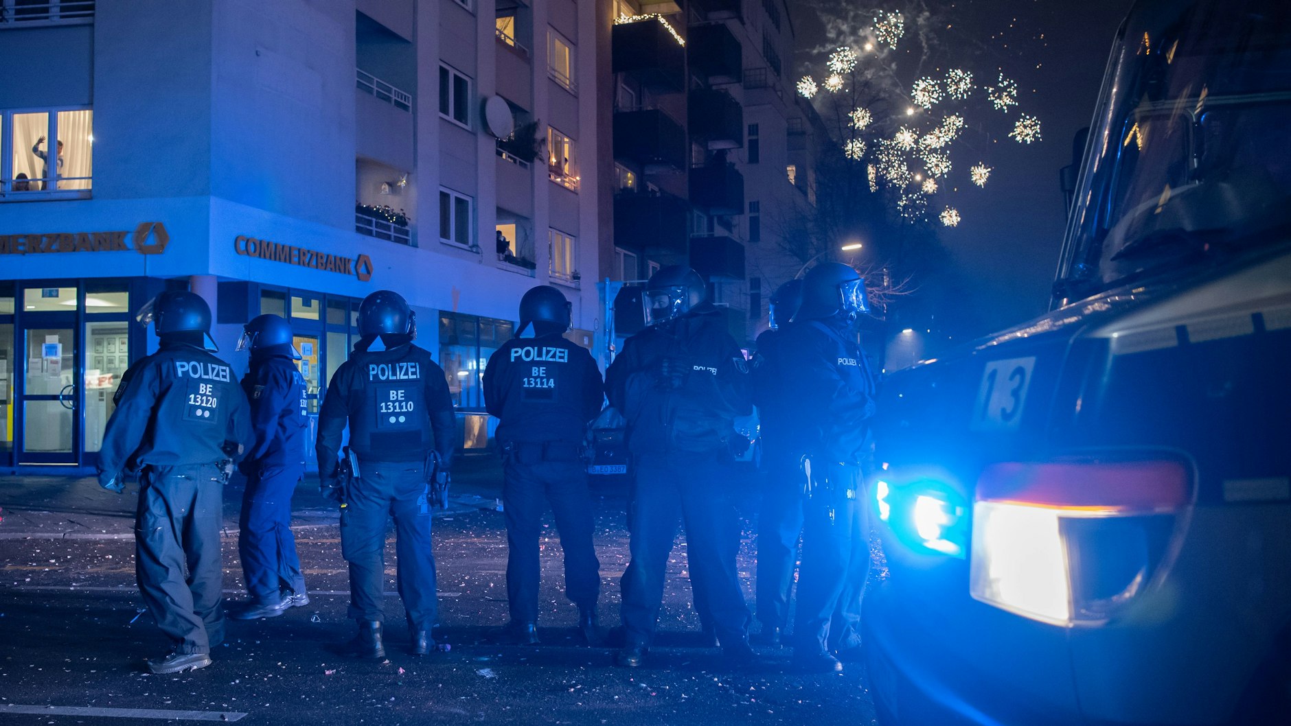 Am Kottbusser Damm musste die Polizei darauf achten, dass das Böllerverbot eingehalten wird.